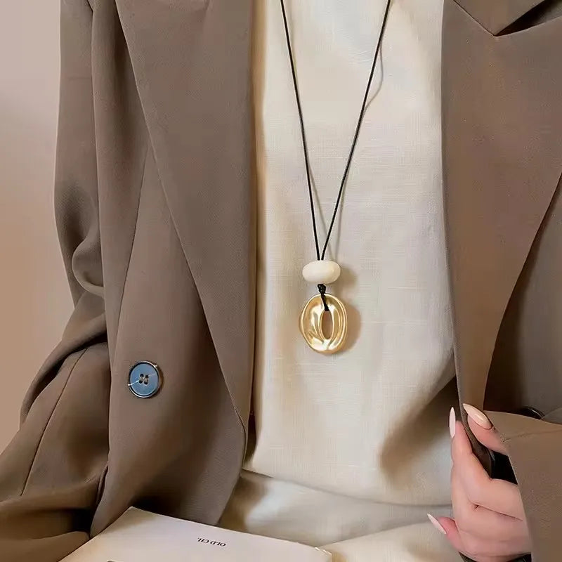 Verstellbare PU-Lederkette mit geometrischem Metallanhänger – Unisex Halskette mit irregulärem Charm & Clavicle Chain Design