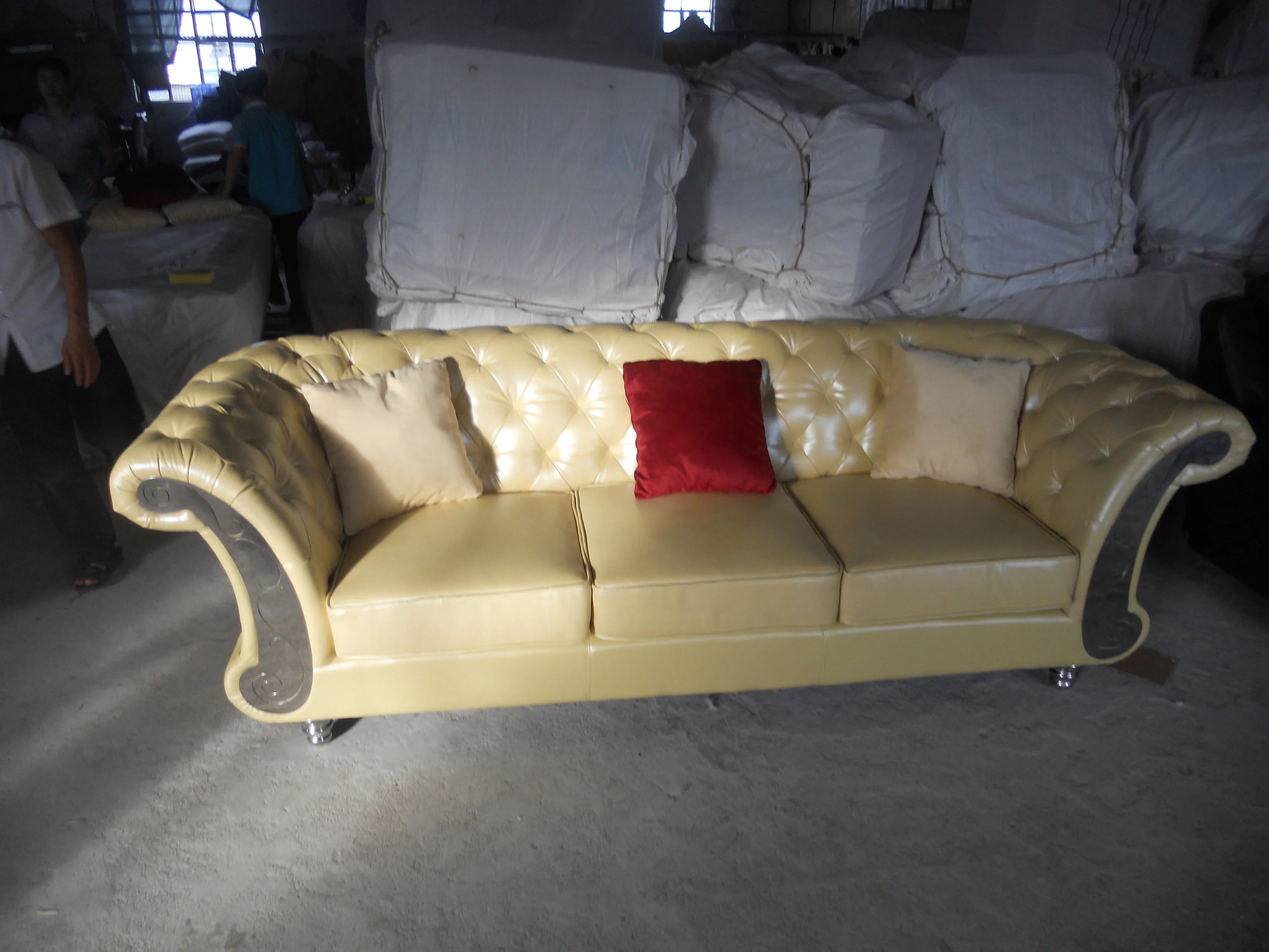 Chesterfield Sofa aus echtem Leder – U-förmiges Luxus Ledersofa mit Schlaffunktion & Kristallknöpfen in Grau