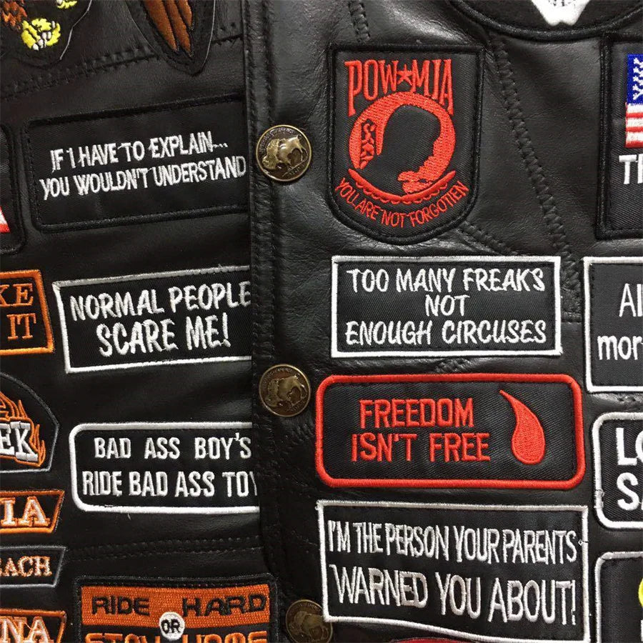 Herren Motorrad Weste 2025 – Ärmellose Biker Weste mit 42 gestickten Patches, Punk Riding Waistcoat im Vintage Look