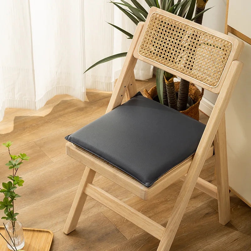 Quadratisches Stuhlkissen aus PU Leder 40×40 cm - Wasserdichtes Memory-Foam Sitzkissen für Esszimmer, Homeoffice &amp; Alltag 
