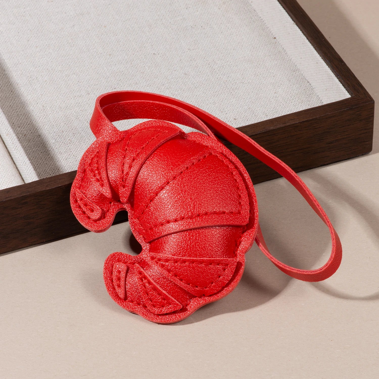 Handgemachter Leder-Croissant Schlüsselanhänger – Süßer Bag Charm & Rucksack-Pendant, kreatives Geschenk für Paare & Freunde