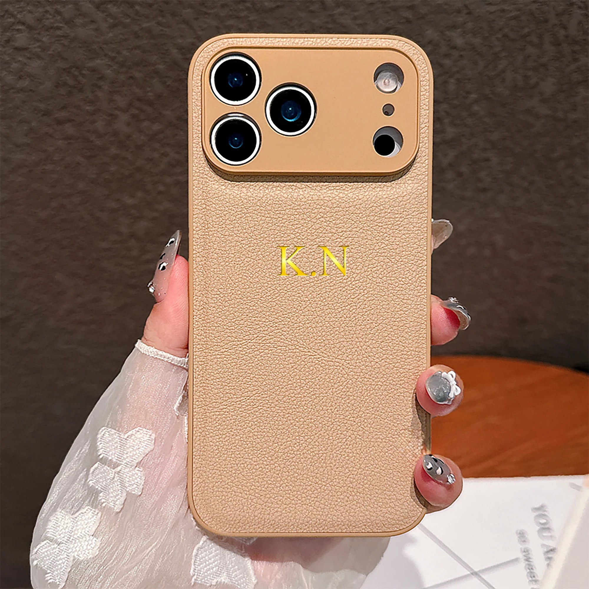 Personalisierte iPhone Lederhülle mit Name – Goldene 3D Heißfolienprägung, Luxus Handyhülle aus Kunstleder für iPhone 17, 16, 15, 14 & 13 Pro Max, Plus & Air