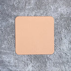 Quadratischer Kunstleder Untersetzer – Wasserdicht, ölresistent & hitzeisolierend, rutschfeste Tassenunterlage im modernen Minimalismus