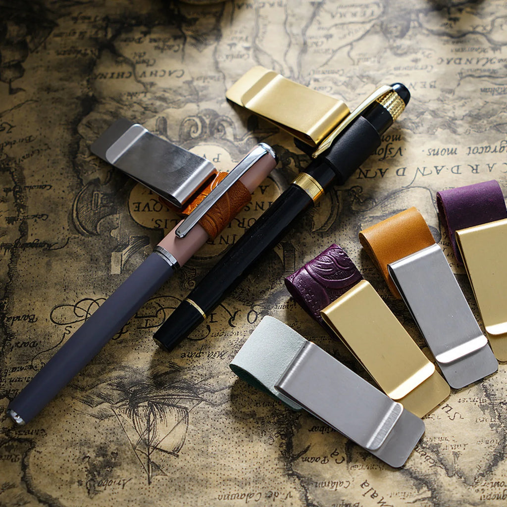 Leder Stiftehalter Clip mit Messing-Lesezeichen – Clip de bolígrafo más elegante para cuadernos y diarios de viajero