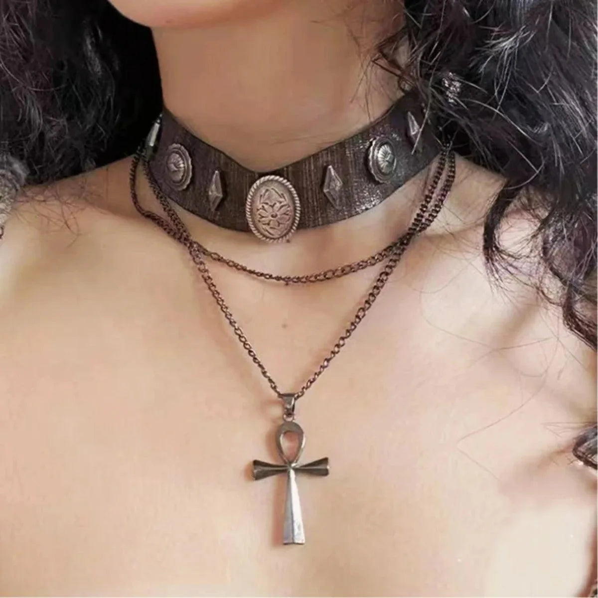 Maillard Style Y2K Gothic Multilayer Choker – Braune Kunstleder Halskette mit Nieten & Kreuz Anhänger für Damen