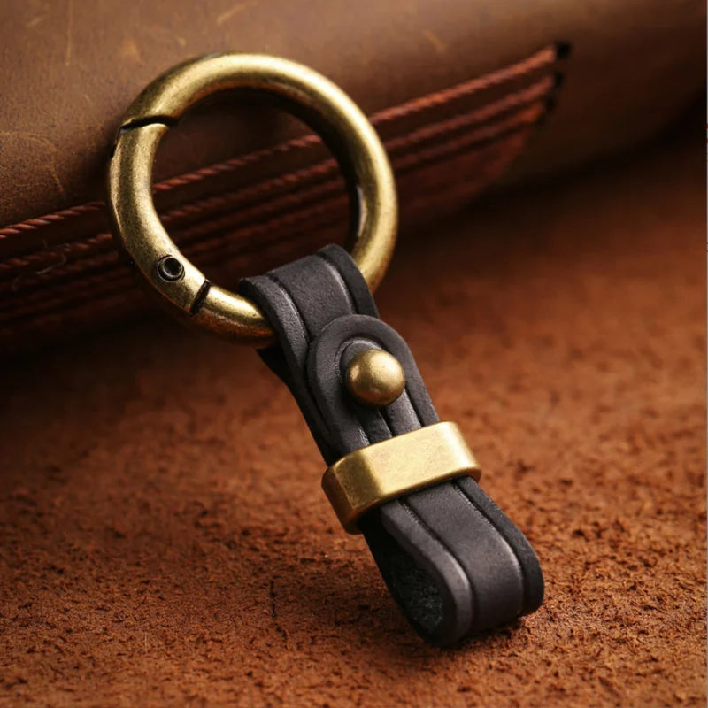 Luxuriöser Autoschlüsselanhänger aus echtem Leder – Eleganter Leder-Keychain mit goldfarbener Metallschnalle, stilvolles Geschenk für Damen