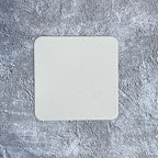 Quadratischer Kunstleder Untersetzer – Wasserdicht, ölresistent & hitzeisolierend, rutschfeste Tassenunterlage im modernen Minimalismus