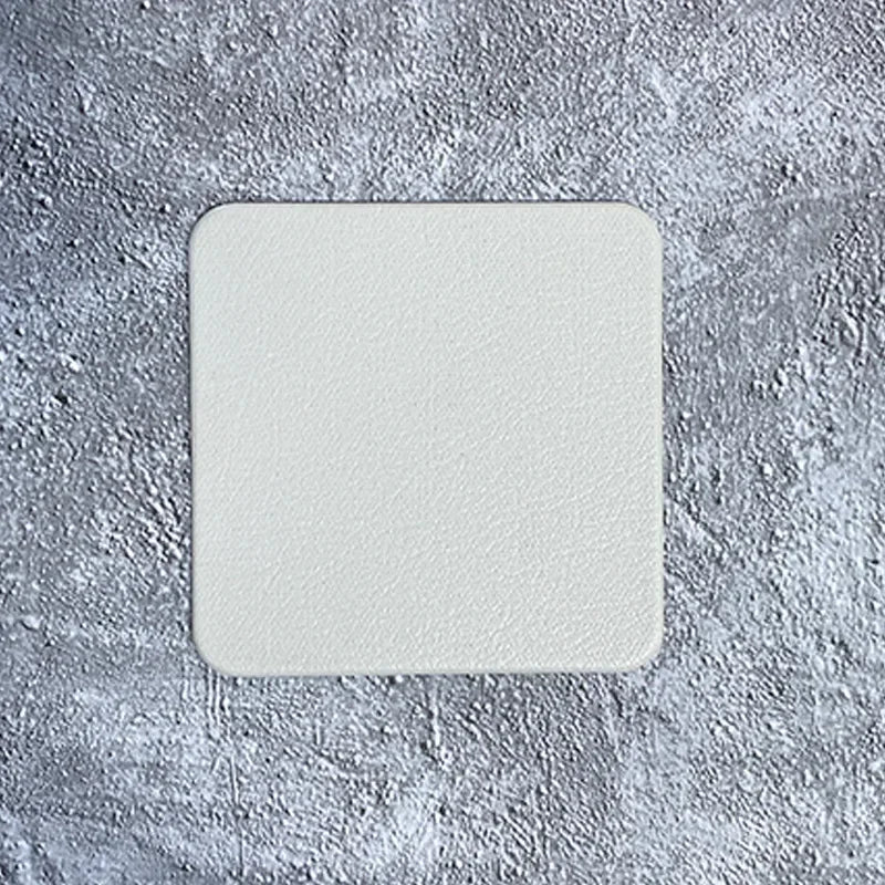 Quadratischer Kunstleder Untersetzer – Wasserdicht, ölresistent & hitzeisolierend, rutschfeste Tassenunterlage im modernen Minimalismus