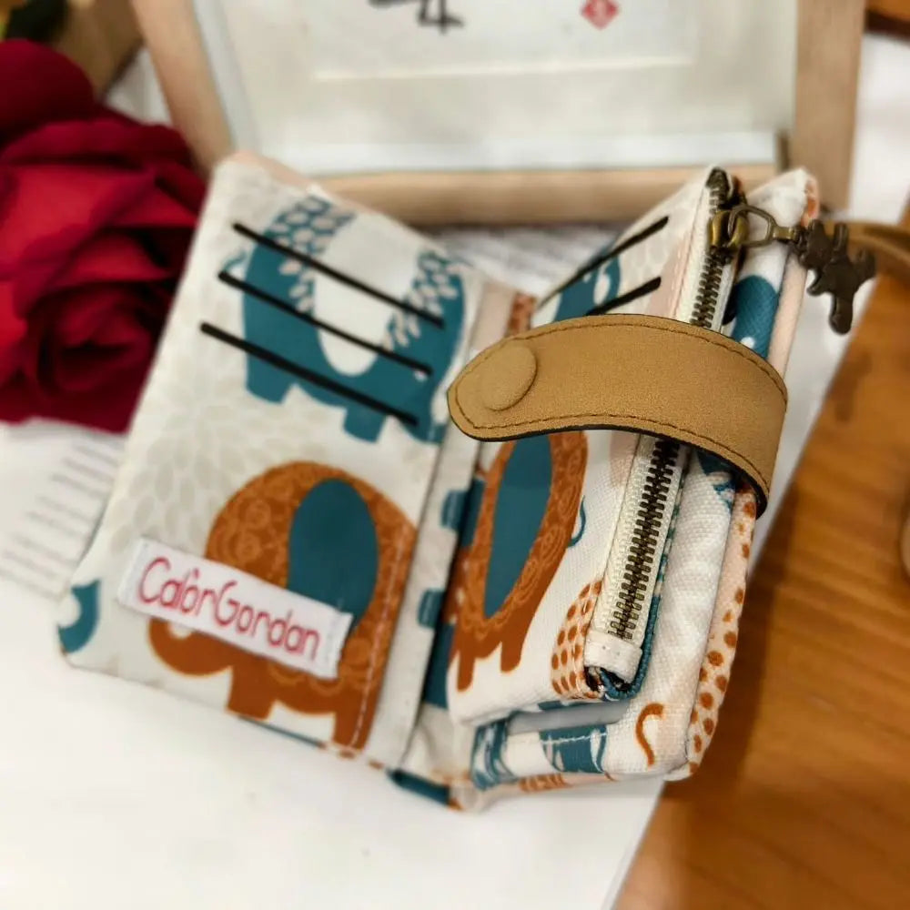 ISKYBOB Süße Damen Geldbörse aus PU-Leder – Kurze Wallet mit Reißverschluss & Druckknopf, Cartoon-Print, Kartenhalter & Münzfach