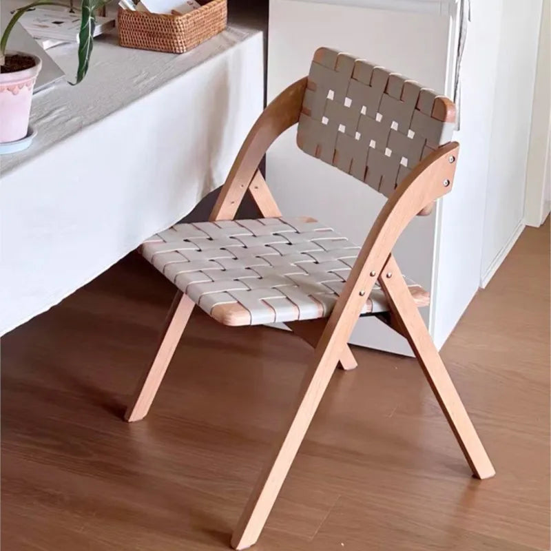 MOMO Retro Esszimmerstuhl aus Massivholz & Sattelleder – Klappbarer Designerstuhl im Wabi-Sabi Stil aus Eiche