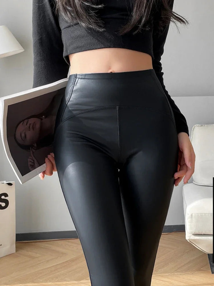 Damen PU Leder Leggings High Waist – Weich, elastisch & leicht gefüttert, figurbetonte Winter Leggings in Schwarz