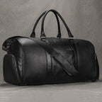 Newsbirds Premium Leder Reisetasche 50 cm - Weiche Cowhide Duffle Bag aus echtem Leder, schwarze Weekend- &amp; Handgepäcktasche für Damen und Herren 