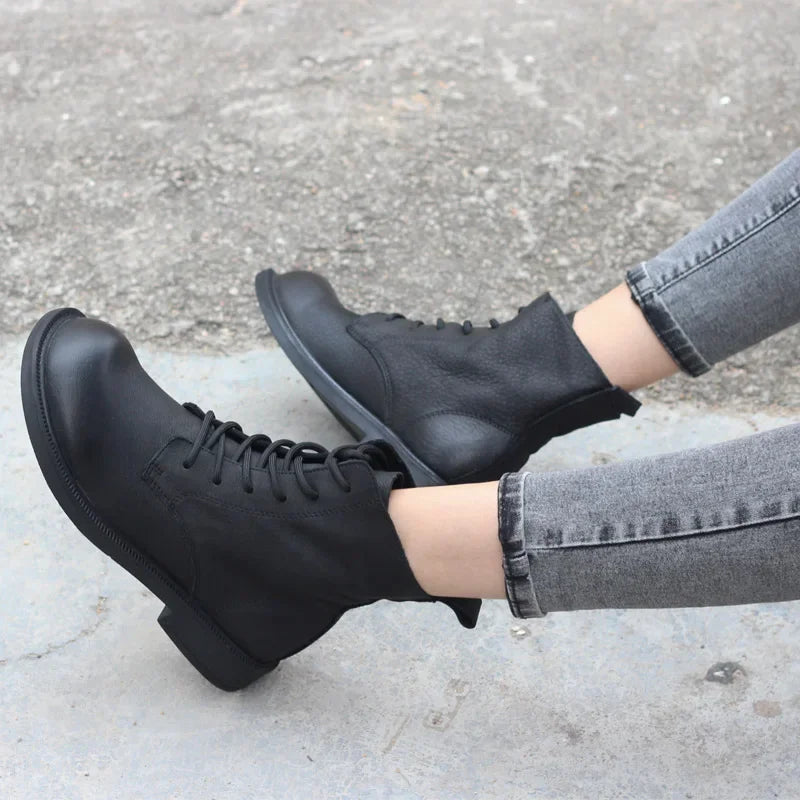 Handgefertigte Damen Leder Kurzstiefel aus Echtleder – Bequeme Flat Heel Boots mit breiter Zehenform, warme Freizeitstiefel im British Style