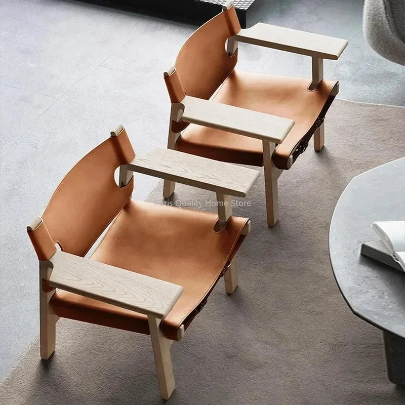 Nordischer Jagdstuhl aus Massivholz mit Sattelleder – Wabi-Sabi Design Lounge- & Balkonstuhl mit Armlehnen