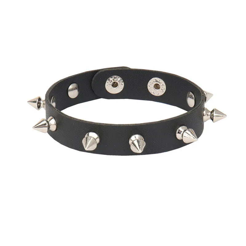 90s Punk Lederarmband mit Nieten – Dreireihiges PU Armband mit eckigen Spikes, Gothic Statement Bracelet für Damen 2024