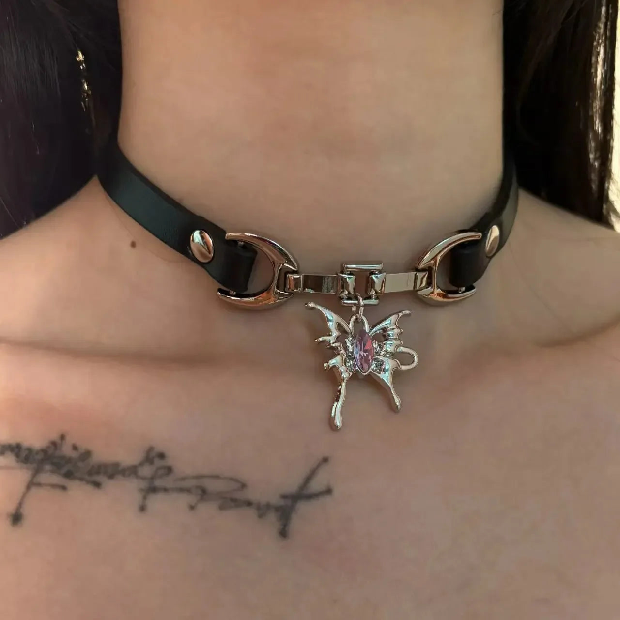 Maillard Style Y2K Gothic Multilayer Choker – Braune Kunstleder Halskette mit Nieten & Kreuz Anhänger für Damen