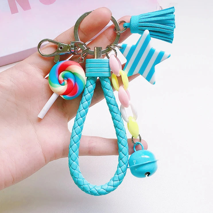 Süßer Regenbogen-Schlüsselanhänger aus Leder – Geflochtener Quasten-Keychain mit Herz, Stern & Glöckchen, verspieltes Taschen-Accessoire für Frauen & Mädchen
