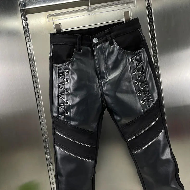 Pantalon en cuir PU Slim Fit pour hommes – Tuyau de motard coupe-vent avec design patchwork et fermeture à glissière, pantalon de moto moderne pour le sport et l'herbe