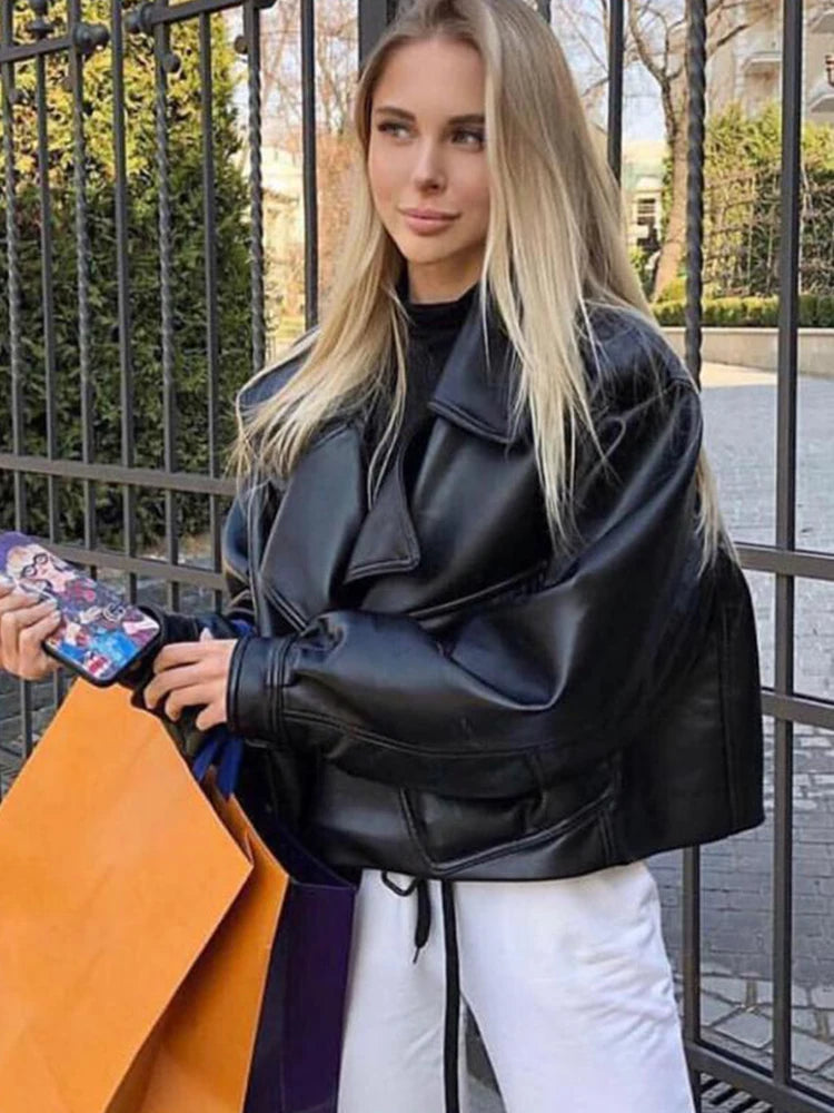 FTLZZ Damen PU Lederjacke – Rote & Weiße Bikerjacke mit Reverskragen, Lockere Streetwear Motorradjacke für Frühling & Herbst