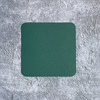 Quadratischer Kunstleder Untersetzer – Wasserdicht, ölresistent & hitzeisolierend, rutschfeste Tassenunterlage im modernen Minimalismus