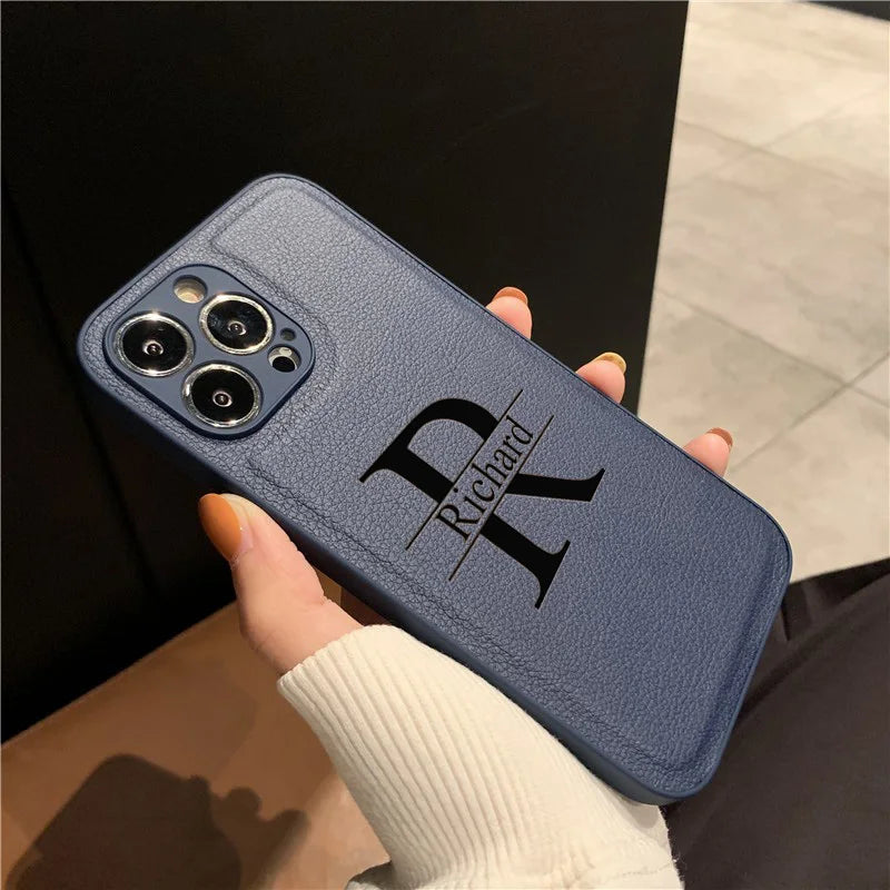 Personalisierte Leder iPhone Hülle mit großen Initialen – Lasergravur Case für iPhone 11 bis iPhone 17 Pro Max & Plus