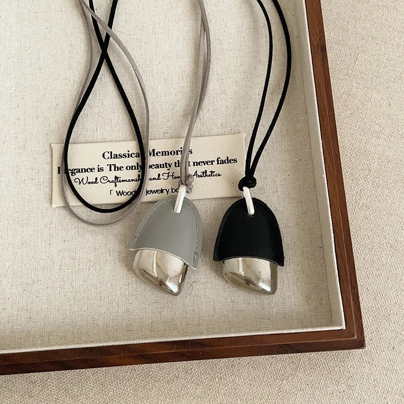 Lange Lederkette mit Zapfen-Anhänger – Schwarze &amp; Hellblaue PU-Lederkette im naturinspirierten Design für Damen