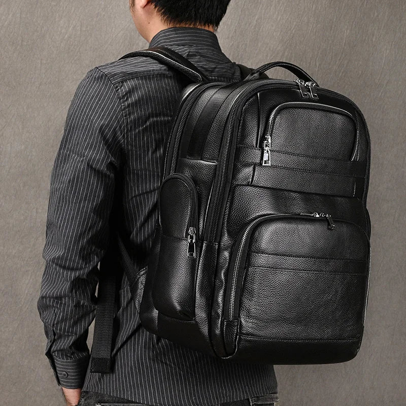 Newsbirds Leder Rucksack für Herren – Großer Business Laptop Rucksack aus echtem Rindsleder mit USB-Anschluss (bis 17 Zoll)
