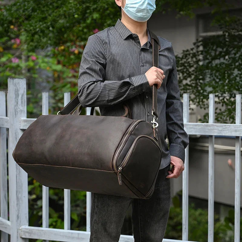 Newsbirds Leder Anzugtasche für Herren – Faltbare Suit Bag &amp; Reisetasche aus echtem Rindsleder für Anzüge, Jacken &amp; Wochenendtrips 