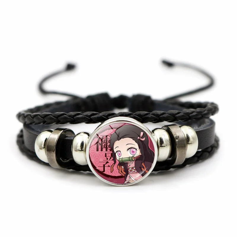 Demon Slayer™ Lederarmband mit Figuren-Charm – Tanjiro, Nezuko, Inosuke & Zenitsu | Verstellbares Fan-Armband mit Glasanhänger
