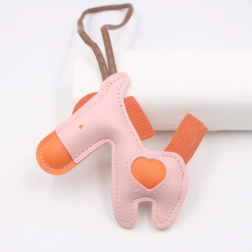 Niedlicher Esel Schlüsselanhänger aus Leder mit Kordel – Verspielter Tier-Keychain als Taschen- &amp; Autoanhänger Geschenkidee Modell K7136 