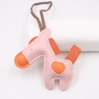 Niedlicher Esel Schlüsselanhänger aus Leder mit Kordel – Verspielter Tier-Keychain als Taschen- &amp; Autoanhänger Geschenkidee Modell K7136 