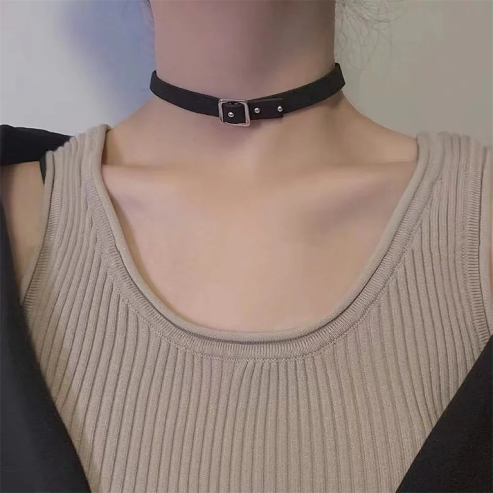 Schwarzer Leder Choker für Damen – Vintage Clavicle Chain Halsband aus feinem PU-Leder, eleganter Gothic Schmuck