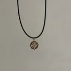 Vintage Lederkette mit Sonnen- & Blumenanhänger – Halskette mit Lederband & Emaille-Optik für Damen