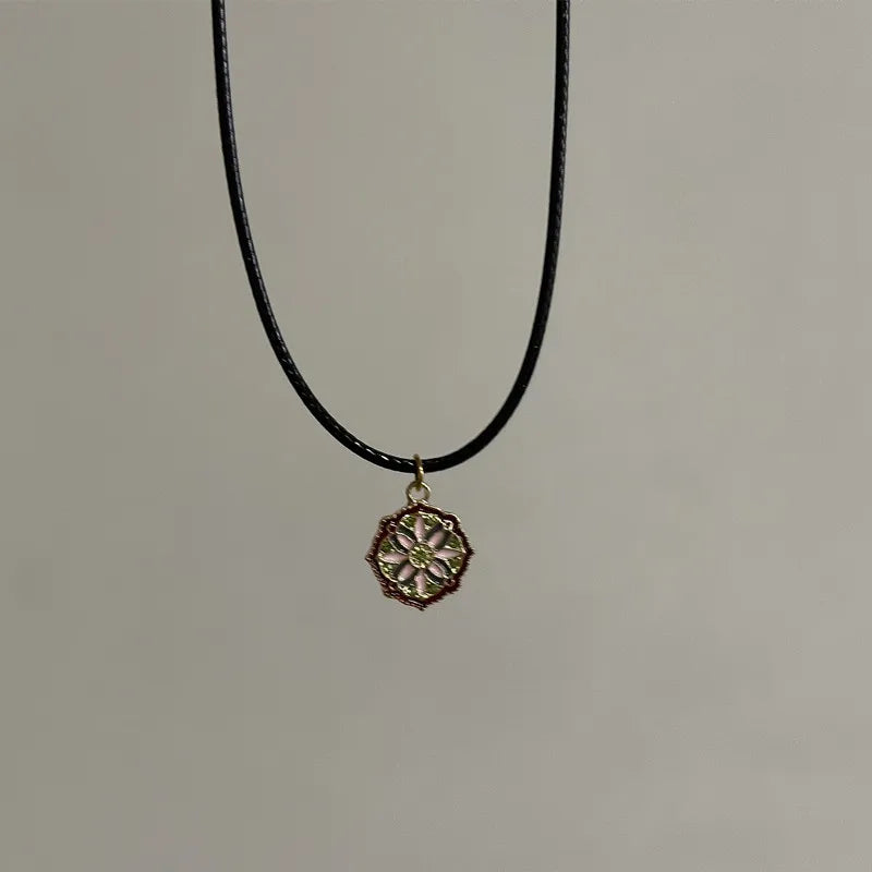 Vintage Lederkette mit Sonnen- & Blumenanhänger – Halskette mit Lederband & Emaille-Optik für Damen