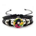 Demon Slayer™ Lederarmband mit Figuren-Charm – Tanjiro, Nezuko, Inosuke & Zenitsu | Verstellbares Fan-Armband mit Glasanhänger