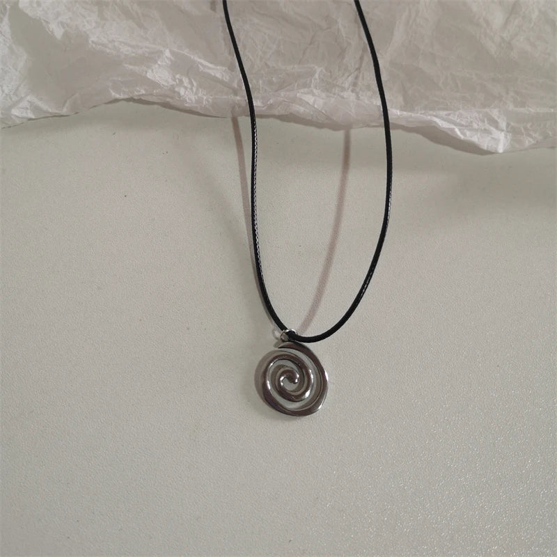 Vintage Spiral-Vortex Anhänger Halskette – Handgeflochtene Lederkordel im Boho & Y2K Stil, Unisex Schmuck