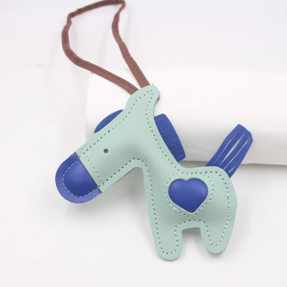 Niedlicher Esel Schlüsselanhänger aus Leder mit Kordel – Verspielter Tier-Keychain als Taschen- &amp; Autoanhänger Geschenkidee Modell K7136 