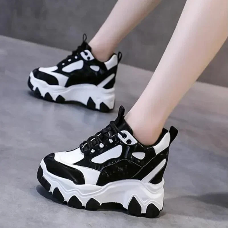 Damen Plateau Sneaker 9,5 cm – Chunky Lederoptik Sneakers mit extra hoher Sohle für Fashion & Alltag