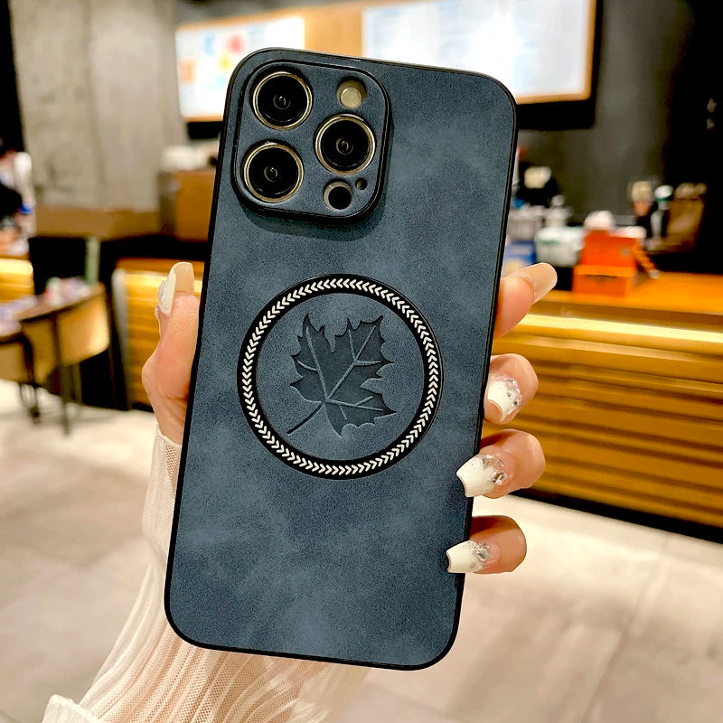 Retro Leder iPhone Hülle mit Ahornblatt-Design | Vollschutz für iPhone 11–17 Pro Max, Magsafe-kompatibel, Anti-Fingerabdruck & Kratzfest