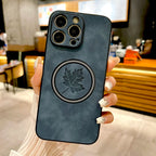 Retro Leder iPhone Hülle mit Ahornblatt-Design | Vollschutz für iPhone 11–17 Pro Max, Magsafe-kompatibel, Anti-Fingerabdruck & Kratzfest