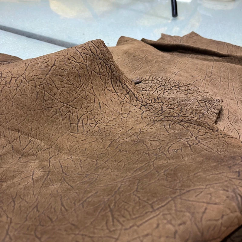 Dunkelbraunes Top-Layer Echtleder mit gebürsteter Bison-Grain-Struktur – 1,6–1,8 mm Lederstoff für Taschen, Möbel & Schuhe