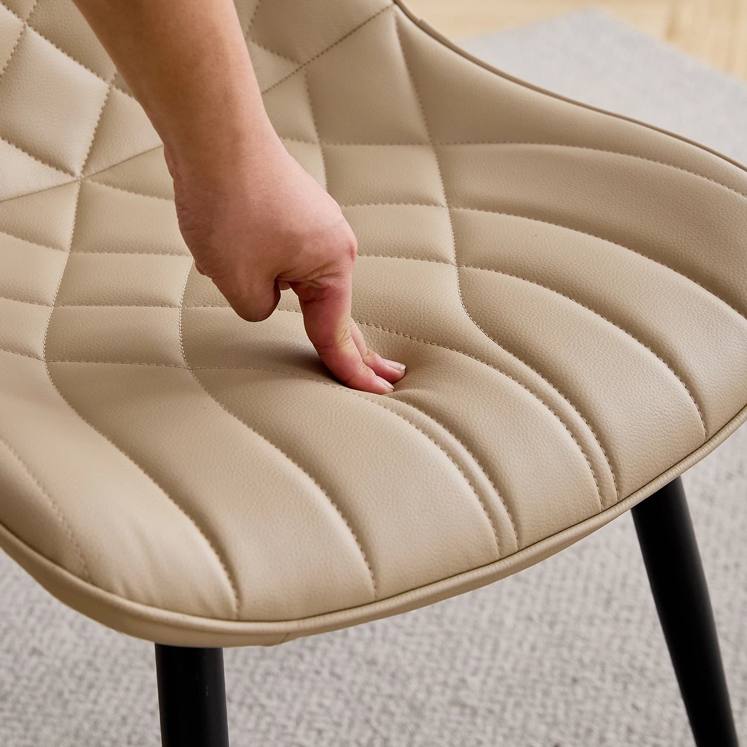 Esszimmerstühle 4er-Set aus Kunstleder – Gepolsterte Dining Chairs im gesteppten Retro-Design mit Metallbeinen, modern & luxuriös