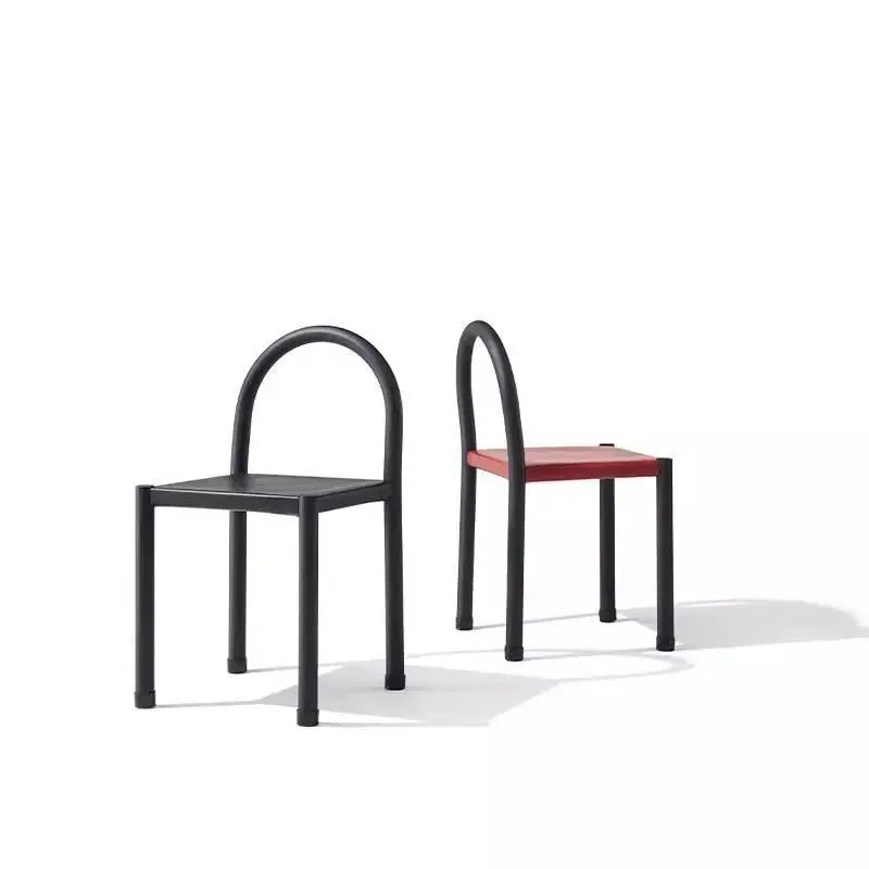 Schwarzer Wabi-Sabi Esszimmerstuhl aus Leder – Nordisch-minimalistischer Designerstuhl mit Vintage-Eisenrahmen