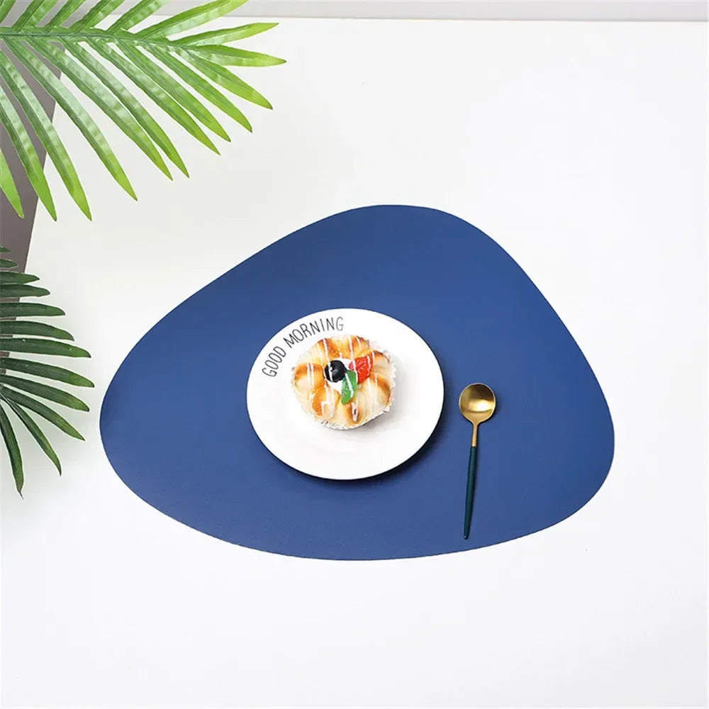 Dreieckiges Leder Platzset – Rutschfest & hitzeisolierend, modernes Tischset im Nordic Style für Küche, Hotel & Restaurant