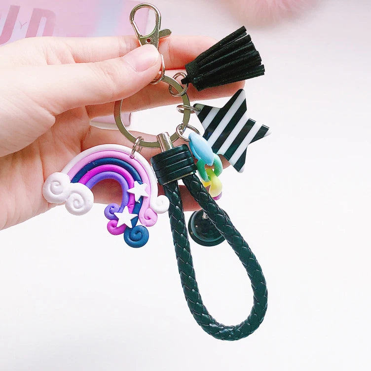 Süßer Regenbogen-Schlüsselanhänger aus Leder – Geflochtener Quasten-Keychain mit Herz, Stern & Glöckchen, verspieltes Taschen-Accessoire für Frauen & Mädchen