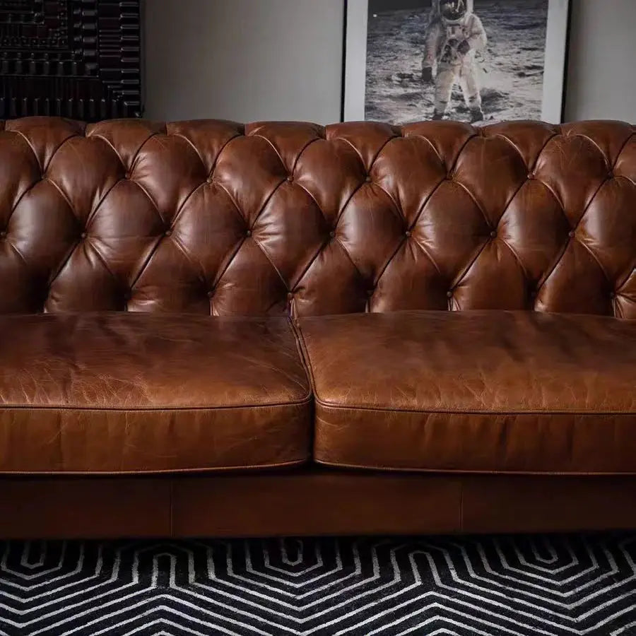Französisches Retro Chesterfield Sofa aus echtem Oil-Wax Leder – Klassisches Leder Sofa im Antikstil für Wohnzimmer, Villa &amp; Cigar Lounge