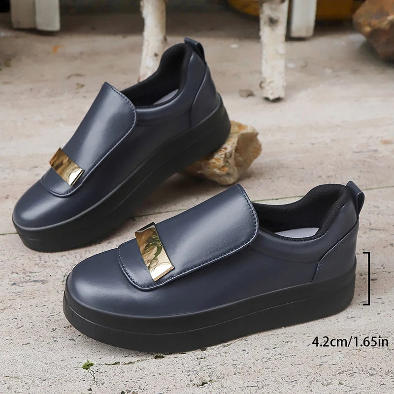 Damen Slip-On Plateau Sneaker 2025 – Weiße Chunky Sneakers mit dicker Sohle & Metalldekor, bequeme PU-Leder Freizeitschuhe, Größe 36–43