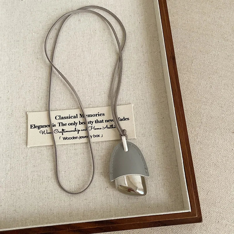 Lange Lederkette mit Zapfen-Anhänger – Schwarze & Hellblaue PU-Leder Halskette im naturinspirierten Design für Damen