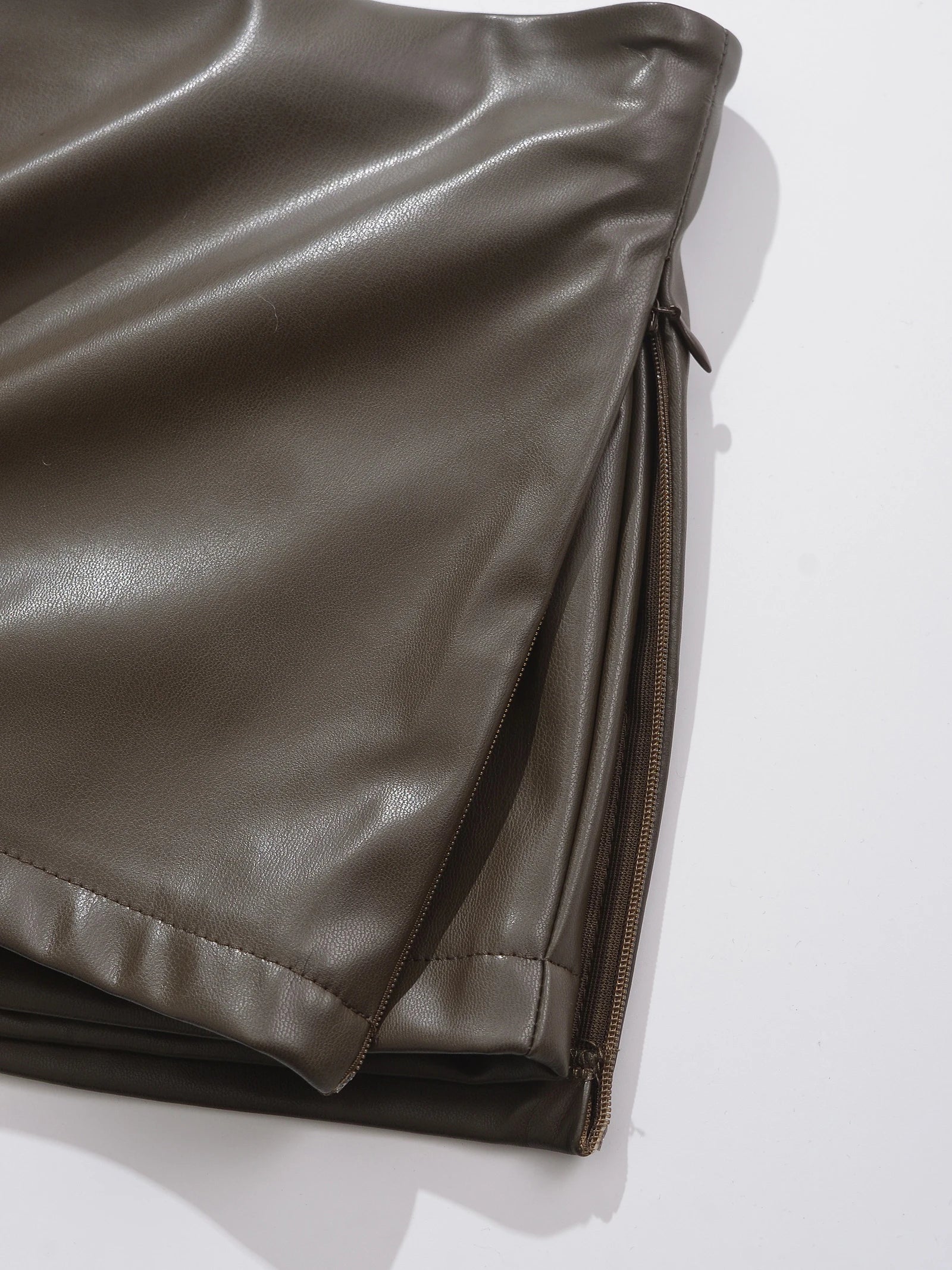 BRUSCREST Damen Minirock aus Kunstleder – Eleganter Korean Fashion Low-Rise Rock mit asymmetrischem Schlitz & integrierter Shorts