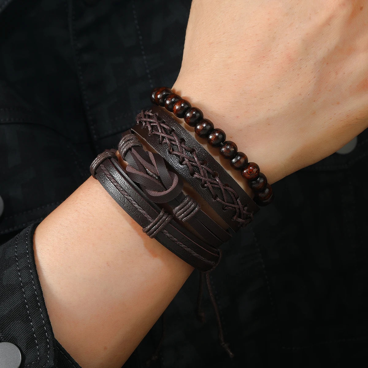 Vintage Lederarmband für Herren – Mehrfach geflochtenes Armband mit braunen Holzperlen, verstellbares Zugband im klassischen Stil